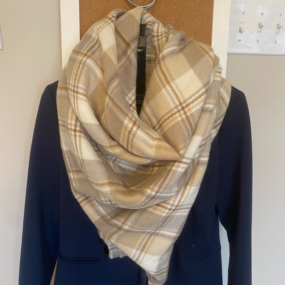 Blanket scarf in tan tones
